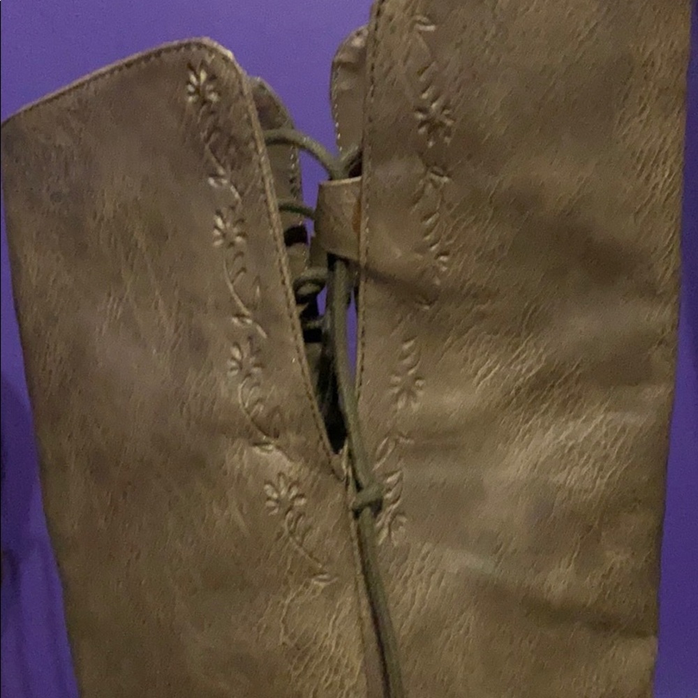 Boots - Picture 7 of 7